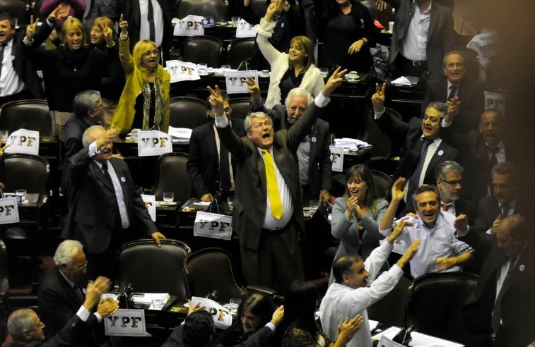 El archivo que condena a todos: la detallada lista de los que votaron la expropiación de YPF | Política y Economía