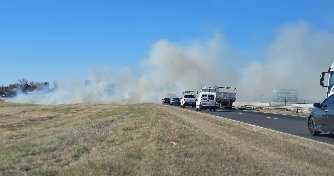 Incendio de pastizales complica el tránsito en la Autopista Rosario-Córdoba | Rosario y la región