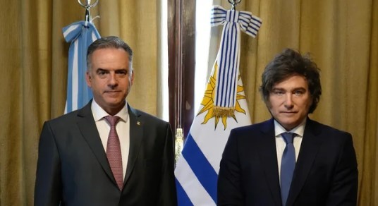 En el marco de la Cumbre del Mercosur, Javier Milei y Yamandú Orsi mantuvieron su primera reunión bilateral | Política y Economía