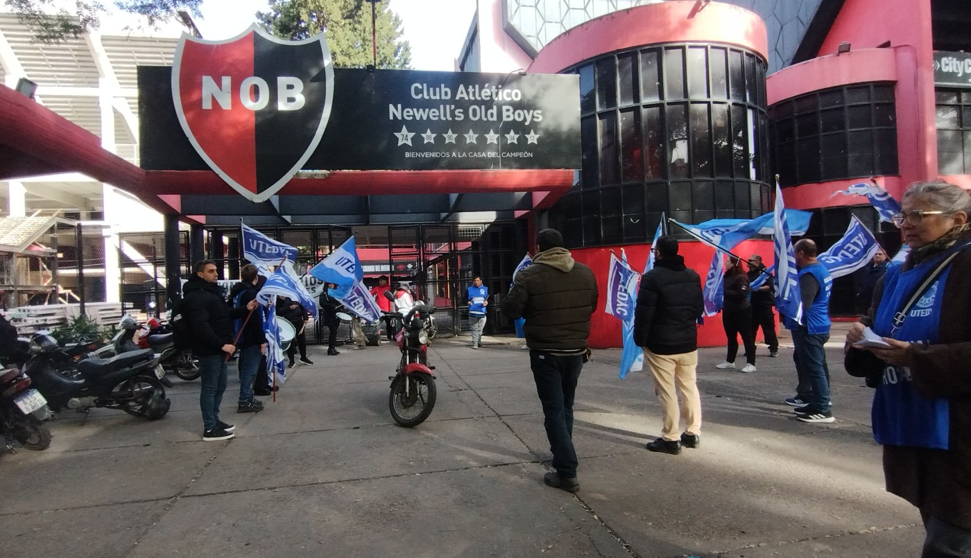 Protesta del gremio UTEDYC en la puerta del estadio de Newell's por falta de pago | Rosario y la región