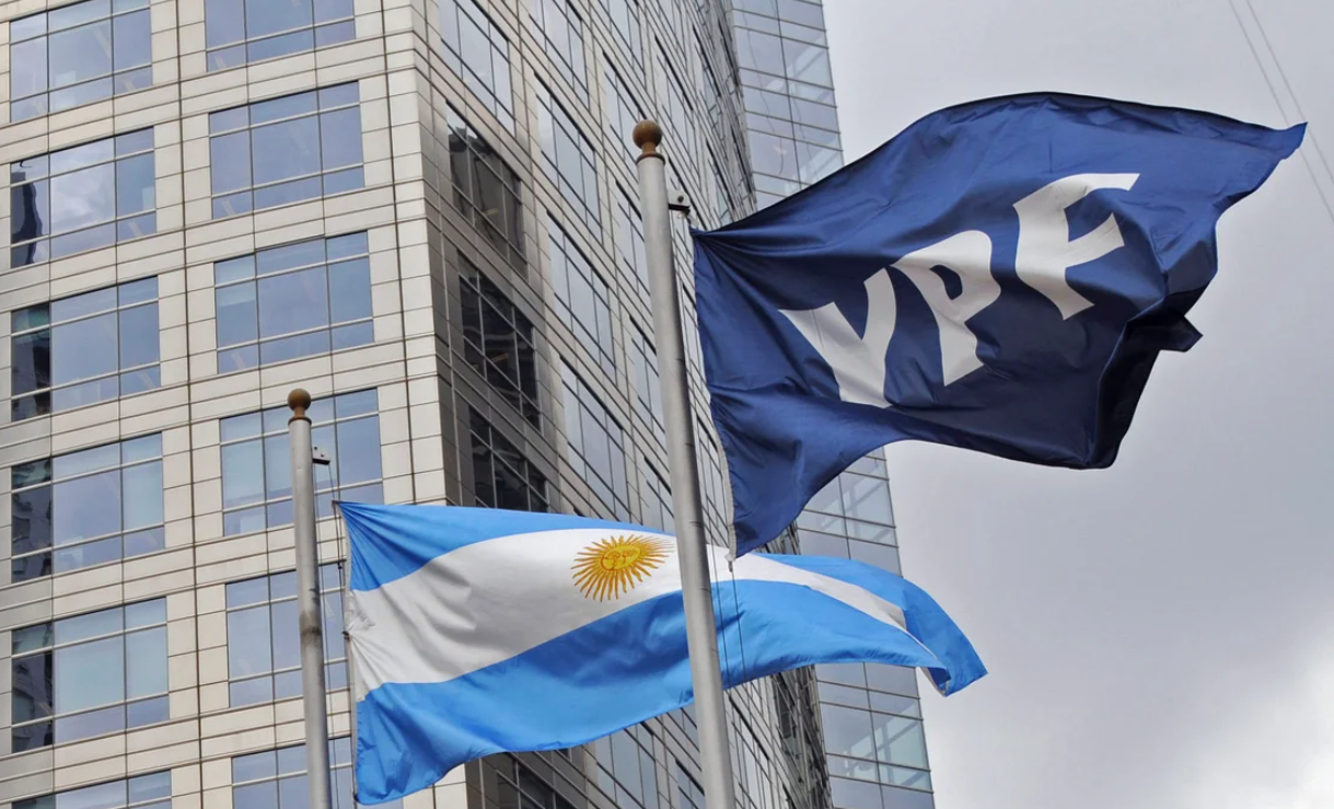 Entrega de acciones de YPF: la Procuración del Tesoro presentó dos escritos para suspender el fallo | Política y Economía
