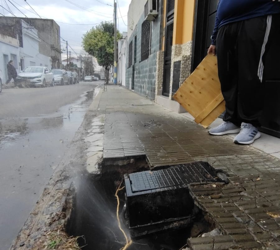 Cañerías rotas y pérdida de agua potable en Estrada y French al 600 | Rosario y la región