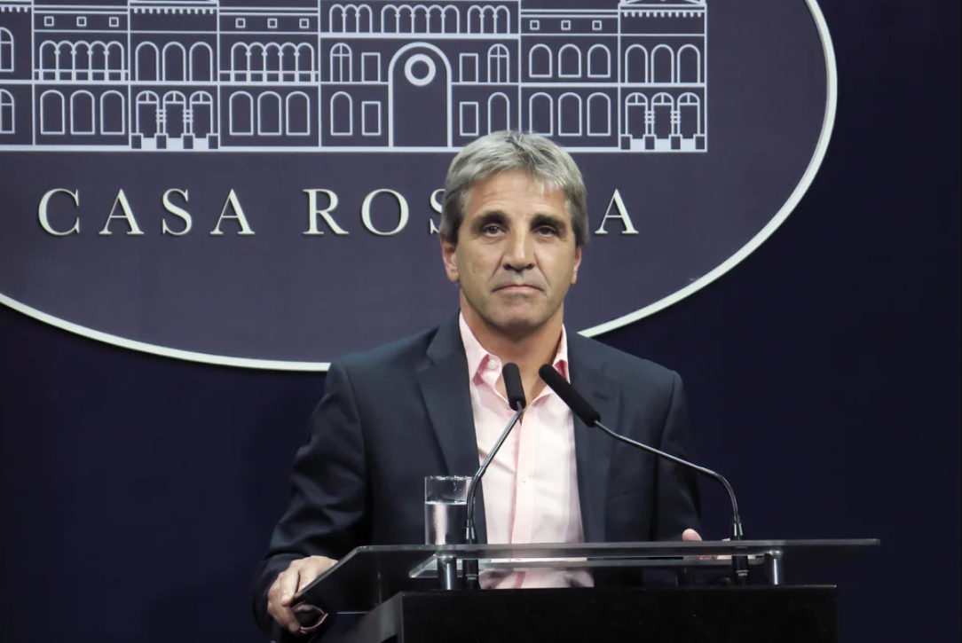 Advertencia de Caputo a los bancos: “Si insisten con no acatar las normas, habrá que tomar medidas” | Política