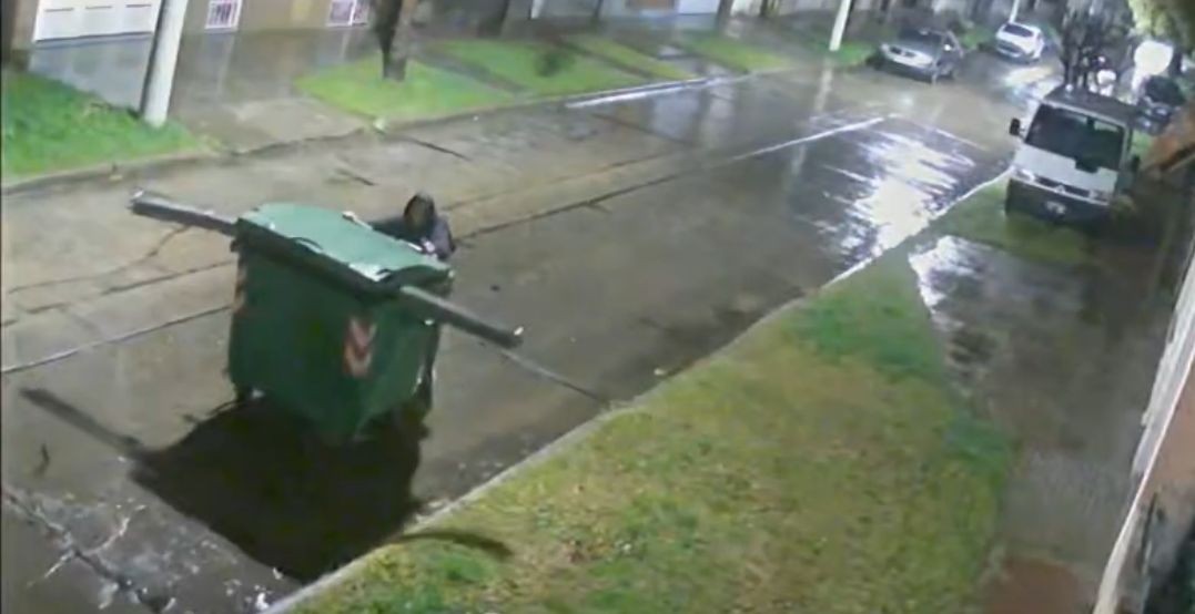 Robó un contenedor de basura en plena tormenta: los vecinos sospechan que cargaba objetos robados | Rosario y la región