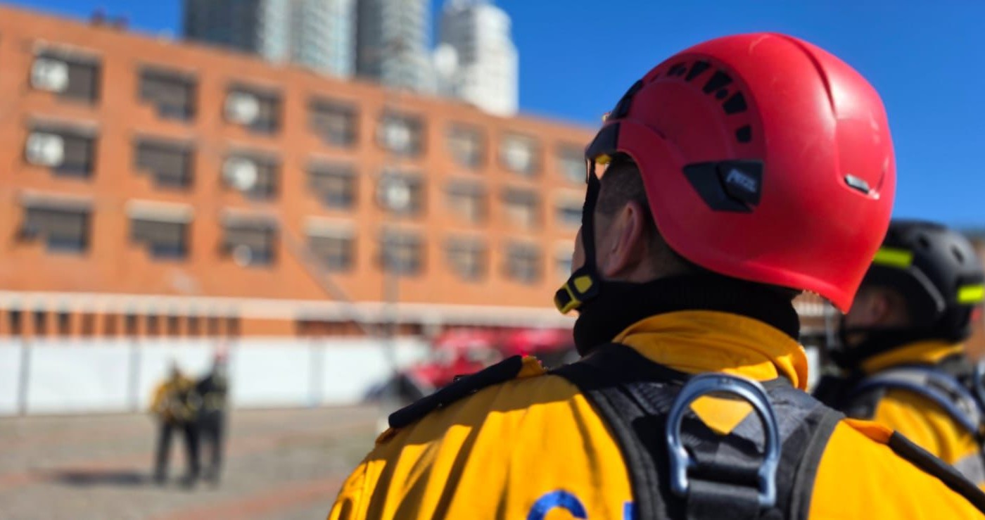 Simulacro de rescate en alturas: bomberos practicaron evacuaciones de alto riesgo | Rosario y la región