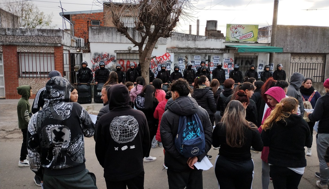 Vecinos realizaron un escrache a un hombre acusado de abuso en la zona noroeste de Rosario | Rosario y la región