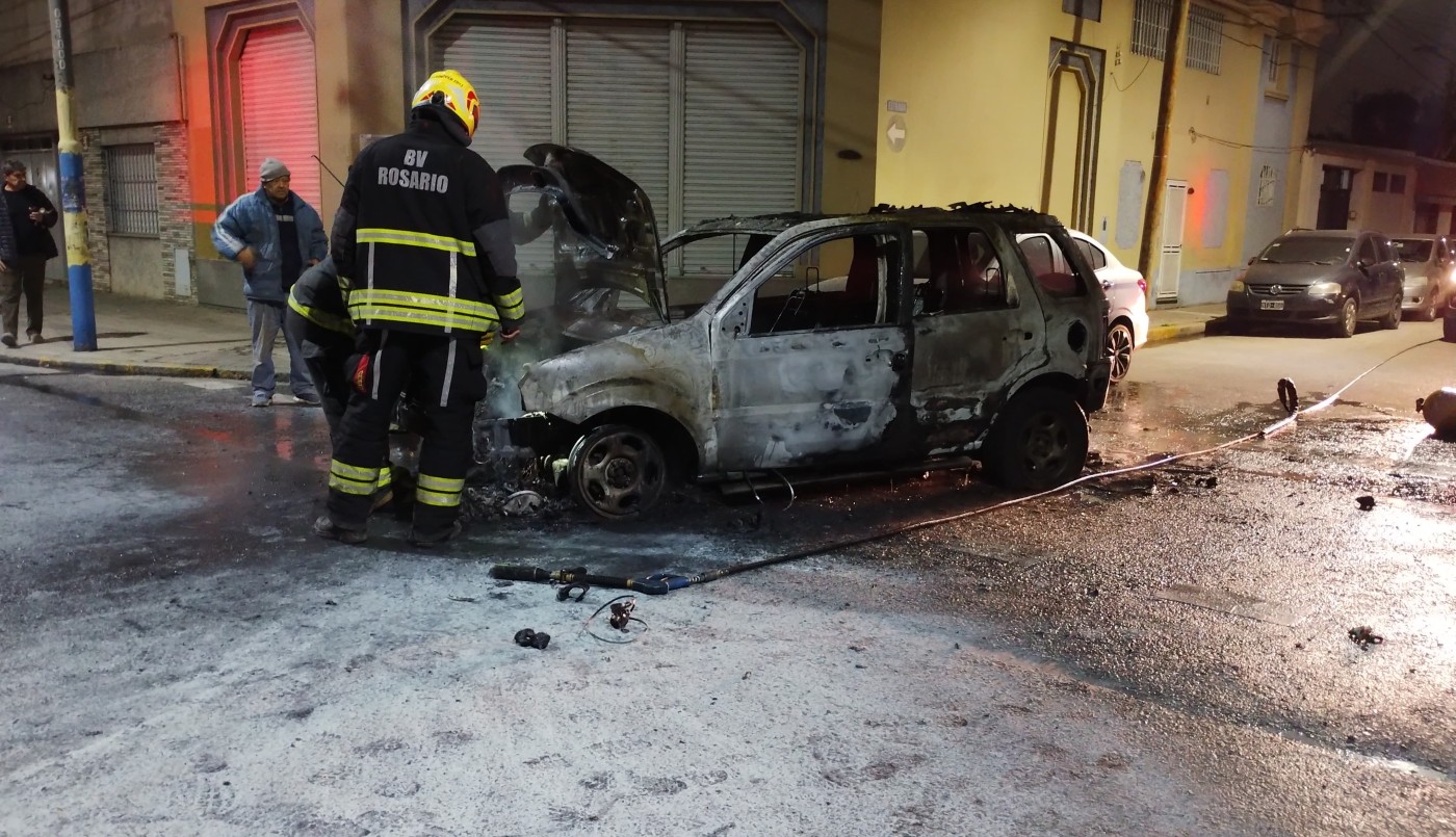Se incendió un auto en Vélez Sarsfield y Alberdi | Rosario y la región