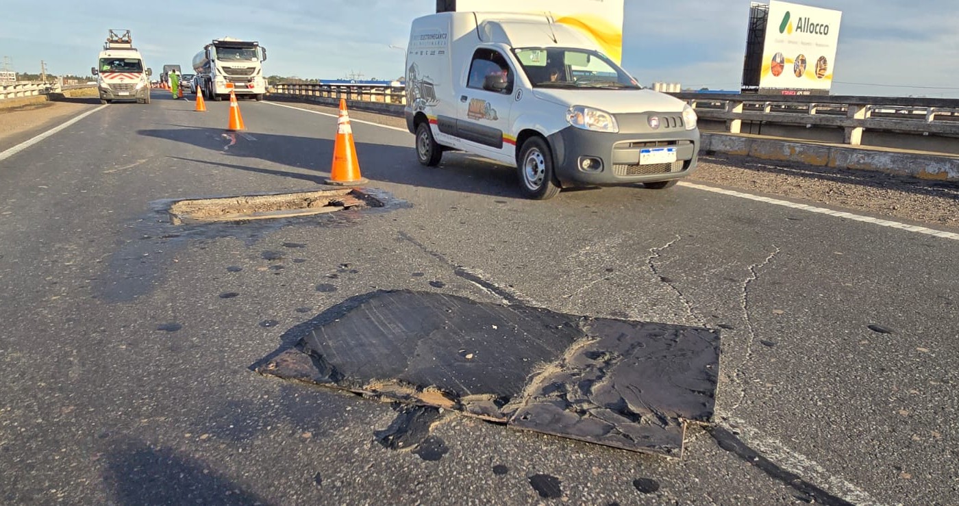 Se desprendió un arreglo ubicado en el km 283 de la autopista Rosario-Buenos Aires | Rosario y la región