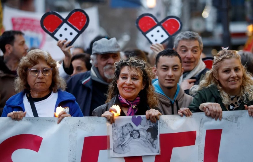 Trabajadores del Garrahan volvieron a reclamar por sus salarios con una marcha de velas al Obelisco | Información General
