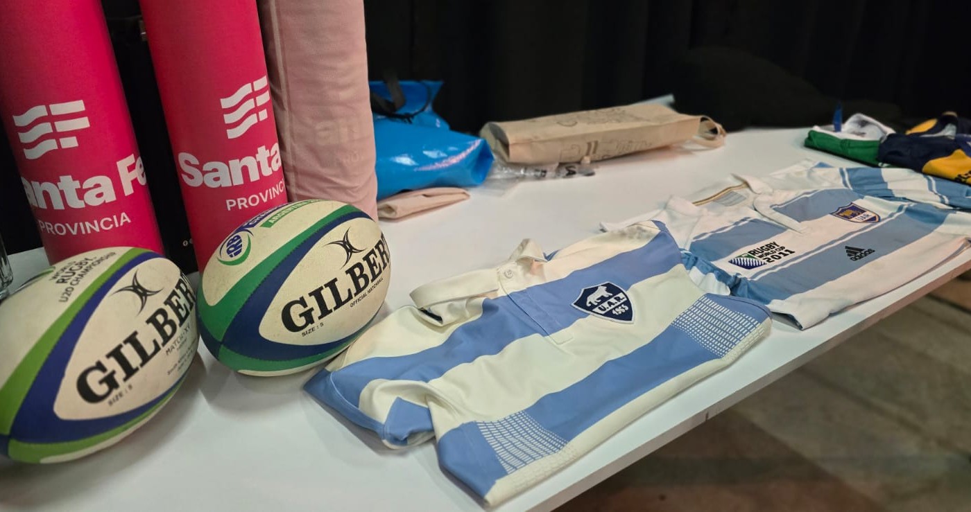 Donan camisetas de los pumas al museo del deporte | Rosario y la región