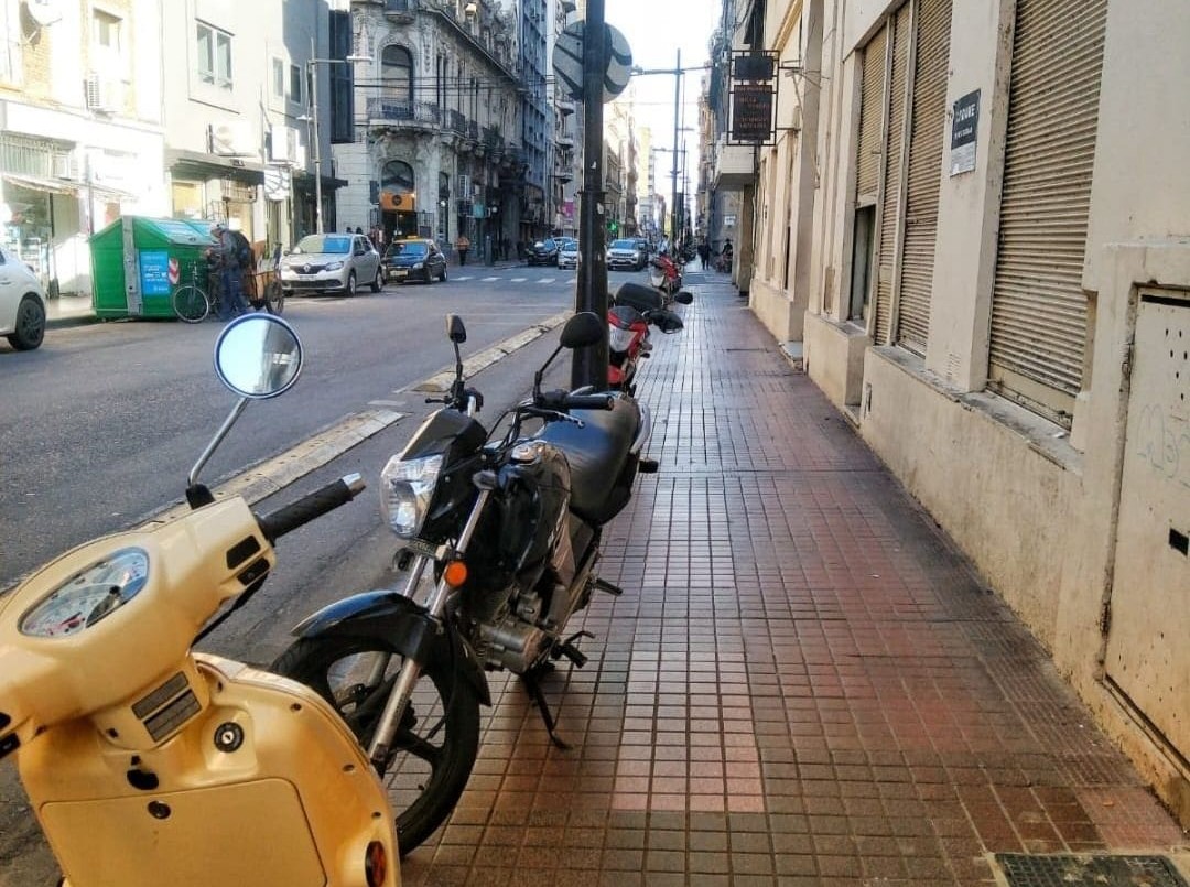 Buscan crear más estacionamientos para motos en Rosario y liberar las veredas del centro | Rosario y la región