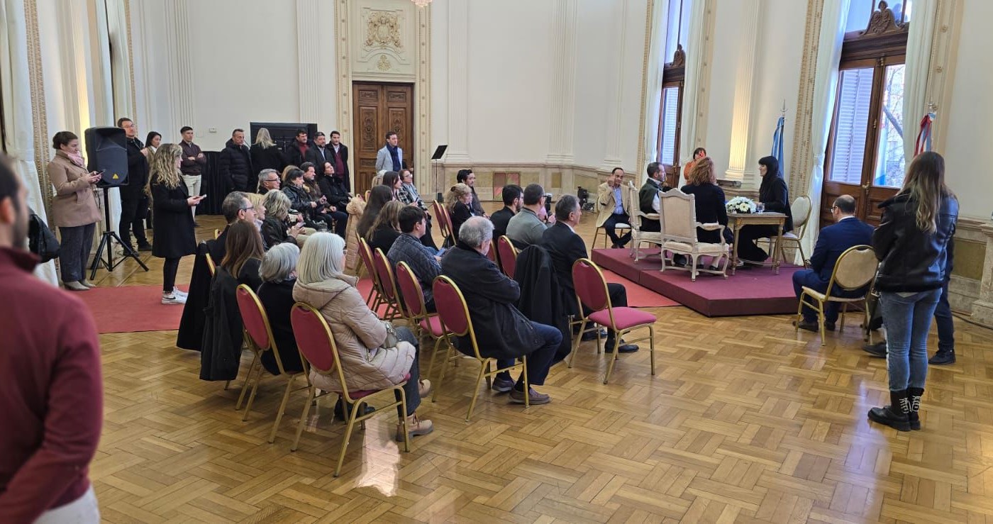 Por primera vez, ocho parejas se casaron en el Salón Blanco | Rosario y la región