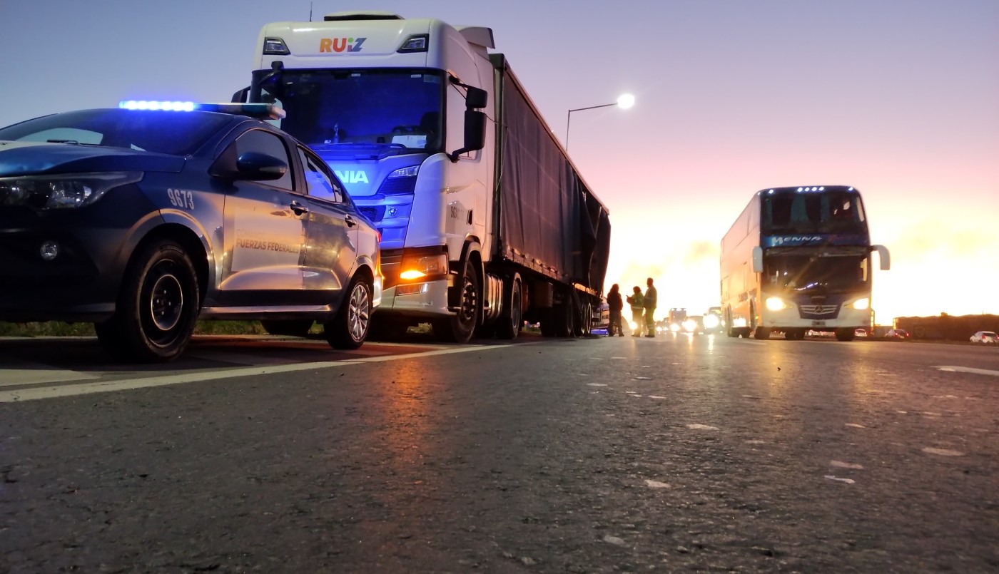 Un camión chileno perdió su carga en la autopista Rosario-Córdoba tras una maniobra brusca | Rosario y la región