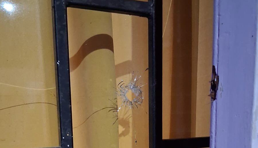 Una bala atravesó la ventana de una vivienda mientras un niño miraba videos | Rosario y la región