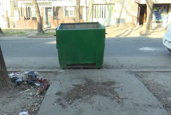 Macabro hallazgo en la zona oeste: restos óseos dentro de una valija arrojada a un container | Rosario y la región