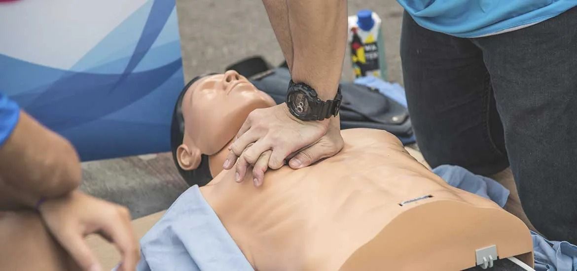 Jóvenes aplicaron la maniobra de RCP y le salvaron la vida a un hombre | Rosario y la región