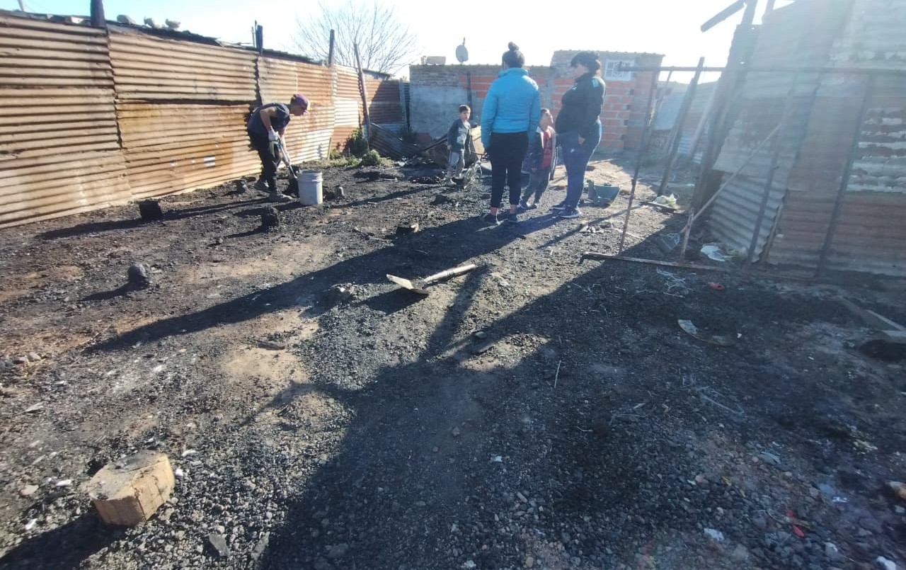 Incendio en Tío Rolo dejó a una madre y su hijo sin vivienda | Rosario y la región