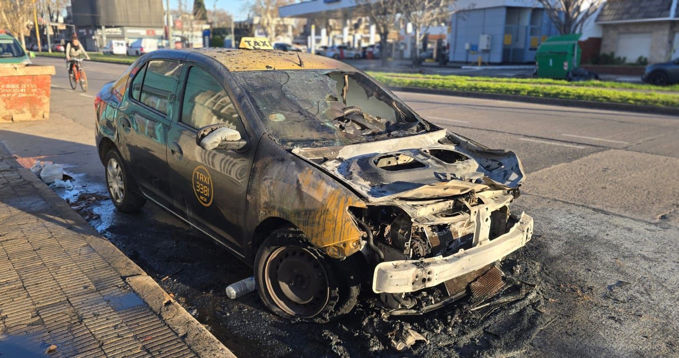 Un chofer puso en marcha el taxi y el vehículo se incendió de inmediato | Rosario y la región