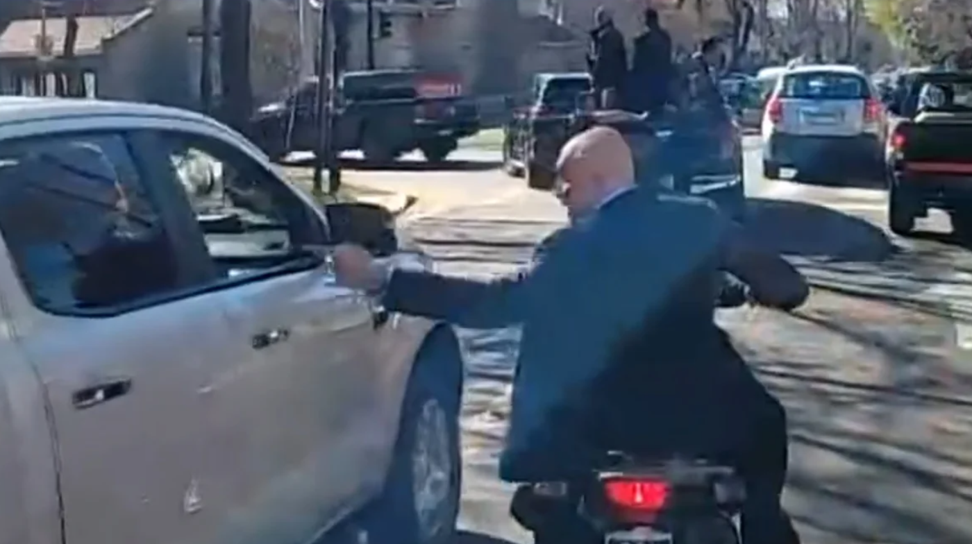 Lomas de Zamora: le tiraron piedrazos a la caravana de Milei y Espert se escapó en moto | Información General