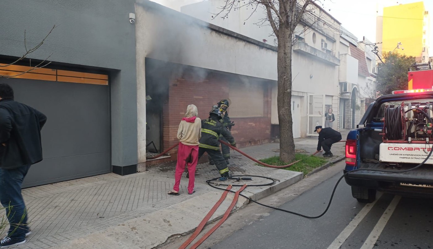 Voraz incendio en la casa de una jubilada: logró salvarse pero las pérdidas fueron totales | Rosario y la región