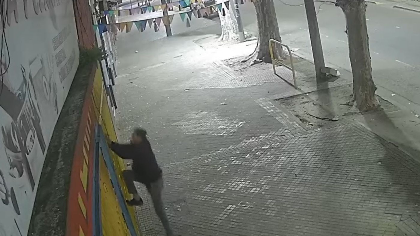 Un hombre trepó la pared de un jardín de infantes y robó elementos del patio | Rosario y la región