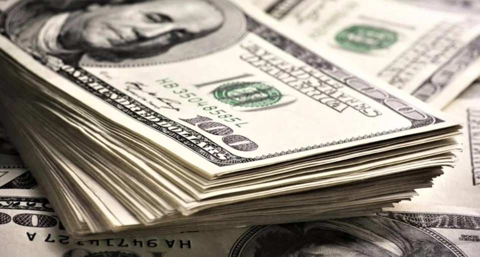 El dólar oficial cerró agosto en $1.360, con una baja de 1,1% en el mes | Política y Economía