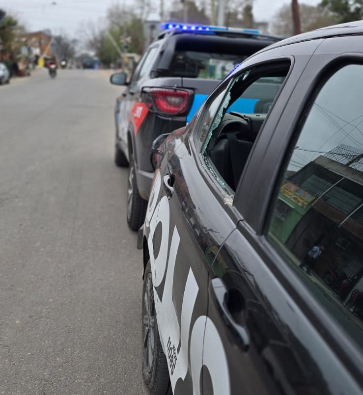 Apedrearon un móvil policial tras un conflicto en la zona de la Comisaría 12 | Rosario y la región