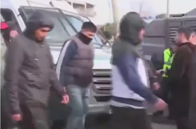 Escándalo en el acto de Milei: ingresó una patota de encapuchados sin requisa ni control | Política y Economía