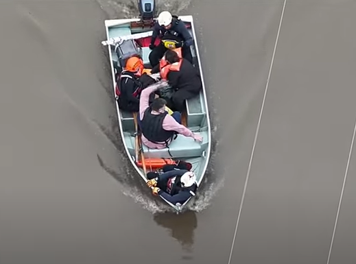 Heroico rescate en Carcarañá: bomberos salvaron a una pareja y su gato de una casa inundada | Rosario y la región
