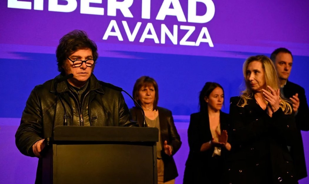 Javier Milei suspendió su viaje a Madrid tras la derrota electoral bonaerense | Política y Economía