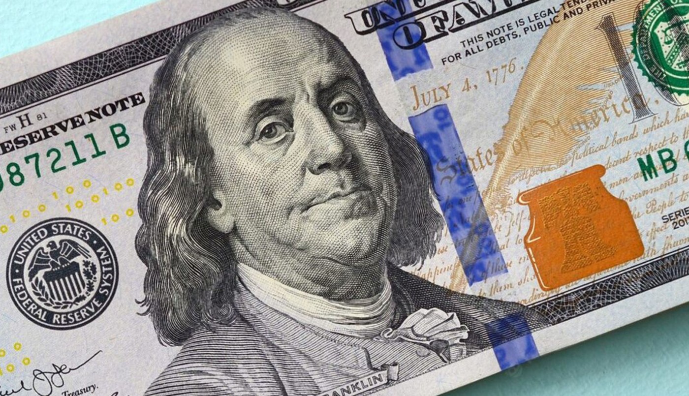 El dólar oficial revirtió la suba inicial y cerró estable a $1.425 | Política y Economía