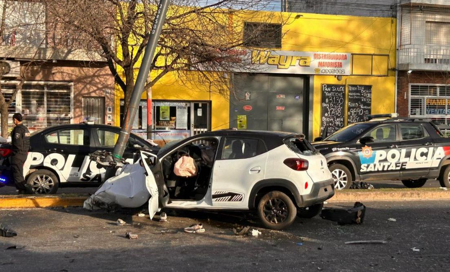 Trágico siniestro vial: una mujer muere y un hombre resulta herido tras colisión contra columna | Rosario y la región