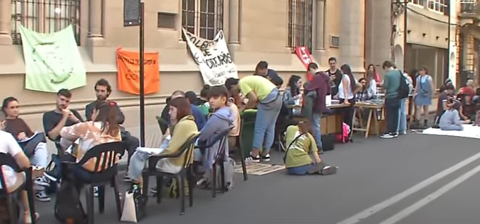 Vigilia y marcha universitaria en Rosario contra el veto presidencial | Rosario y la región