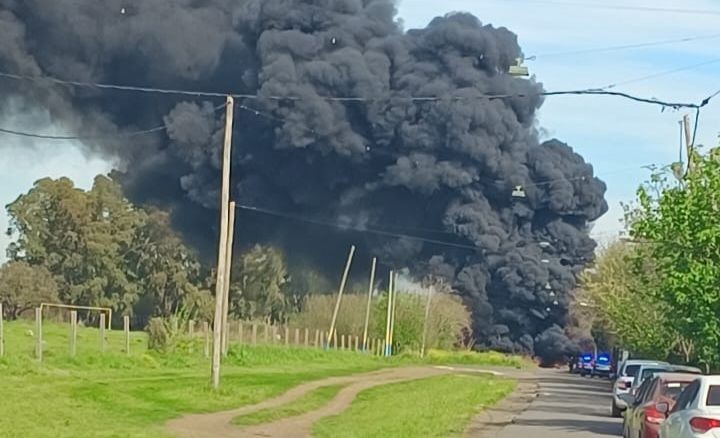 Voraz incendio en Villa Gobernador Gálvez: prendieron fuego neumáticos | Rosario y la región