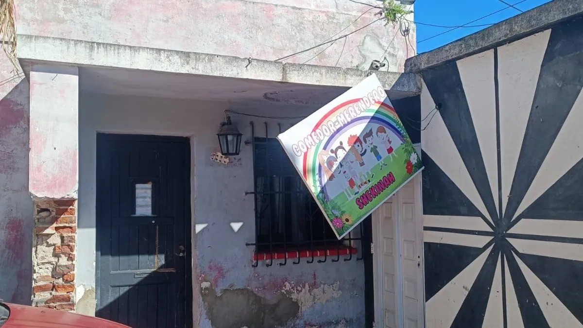 Allanamiento por error destrozó un comedor barrial: piden puertas y ayuda a la dueña | Rosario y la región