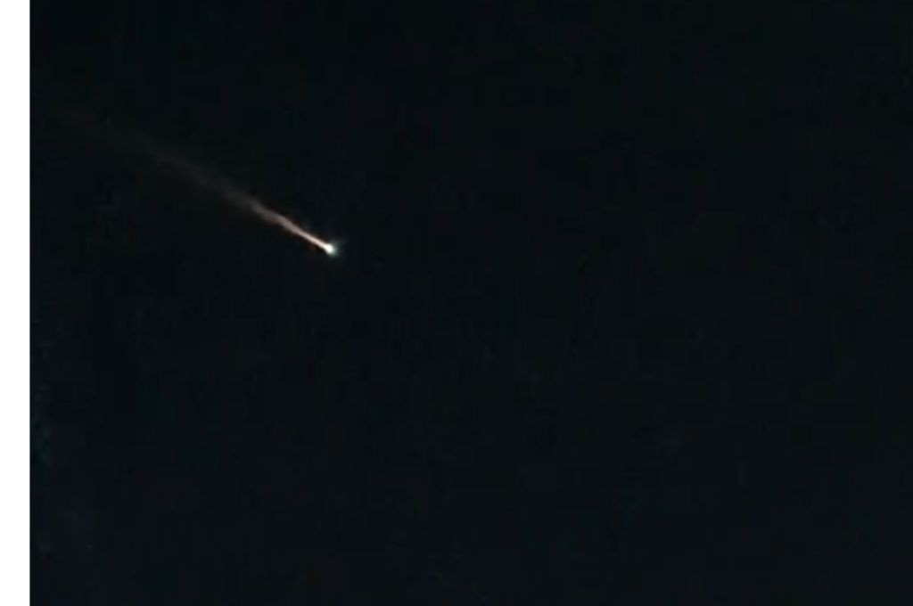 La masa de un bolido entró a la atmósfera terrestrey generó un destello de luz | Información General