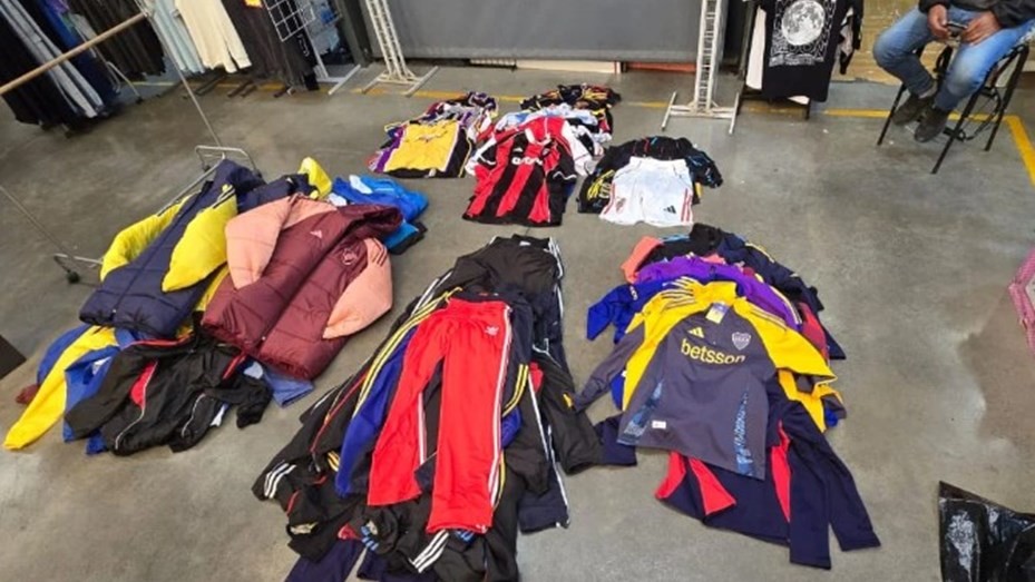 Secuestran ropa falsificada en Balvanera por 69 millones de pesos: 14 personas imputadas | Información General