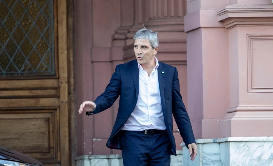Caputo llegó a Washington para reunirse con Bessent y definir la ayuda de EE.UU. | Política y Economía