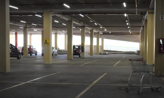 Robo en el estacionamiento en un shopping de zona norte: le forzaron el auto y se llevaron todo | Rosario y la región