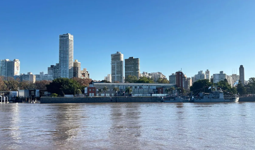 Intensa búsqueda en el río Paraná: un hombre cayó al agua frente al Monumento a la Bandera | Rosario y la región