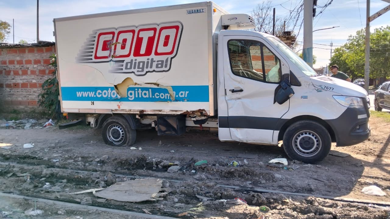 Impactante choque entre un tren y un camión en la zona noroeste de Rosario | Rosario y la región