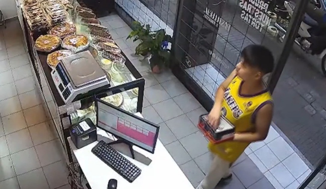Robo en una panadería del macrocentro: se llevó el celular en cuestión de segundos | Rosario y la región