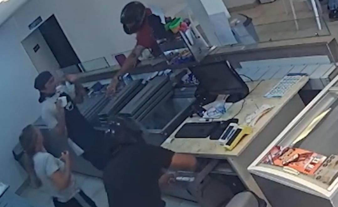 Violento robo en una heladería: la dueña se desmayó y los ladrones le sacaron el dinero de los bolsillos | Rosario y la región