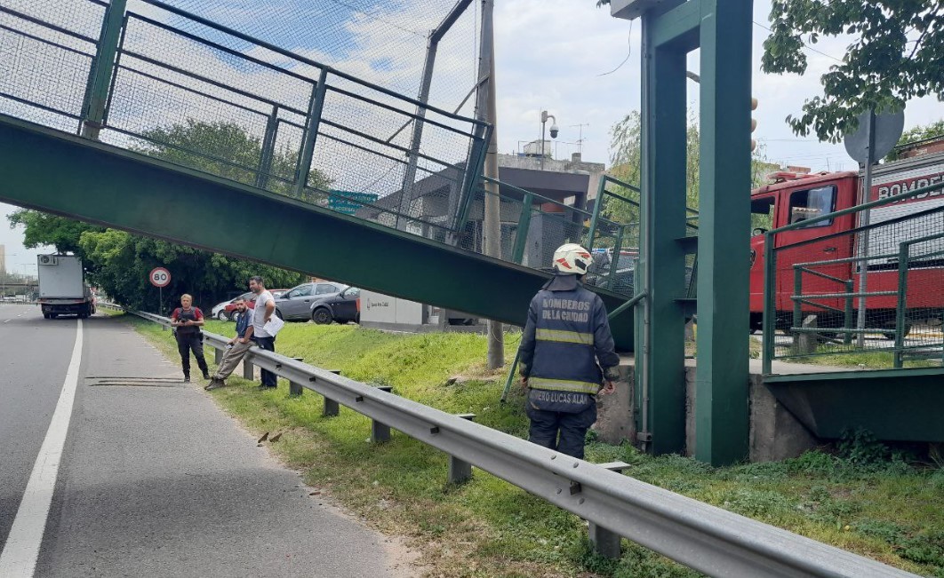 Se derrumbó un puente sobre la colectora de General Paz | Información General