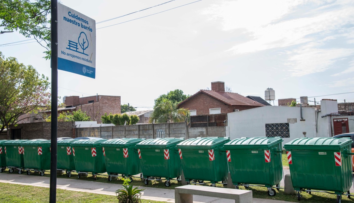 Refuerzo de higiene urbana: más de 100 nuevos contenedores para los barrios Sarmiento y Arroyito | Rosario y la región