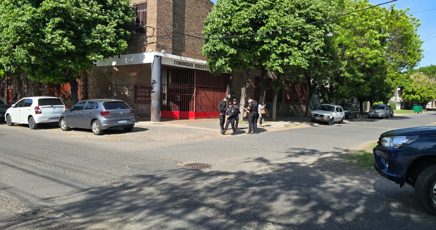 Evacuaron una escuela por amenazas: encontraron notas intimidatorias | Rosario y la región
