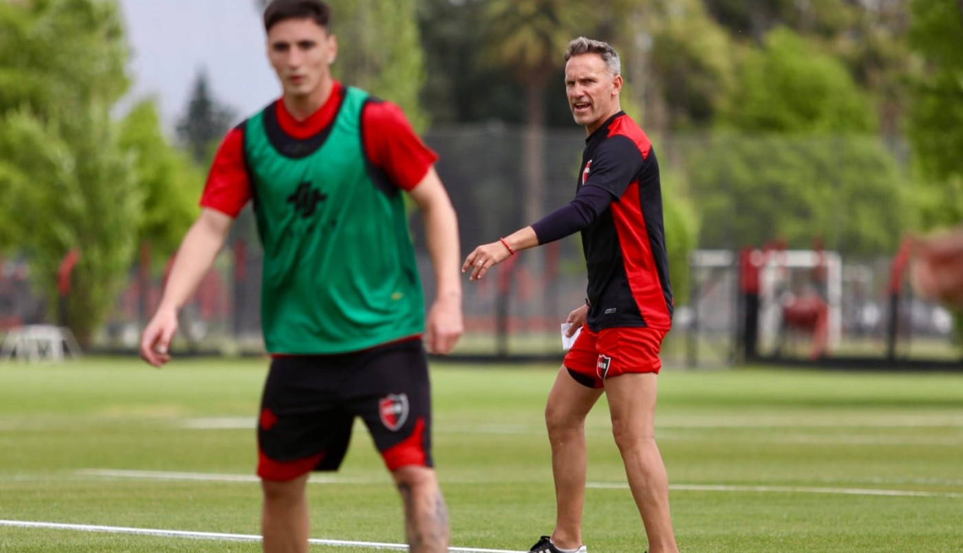 Lucas Bernardi volvió a ponerse el buzo de DT y ya dirigió su primera práctica en Newell’s | Deportes