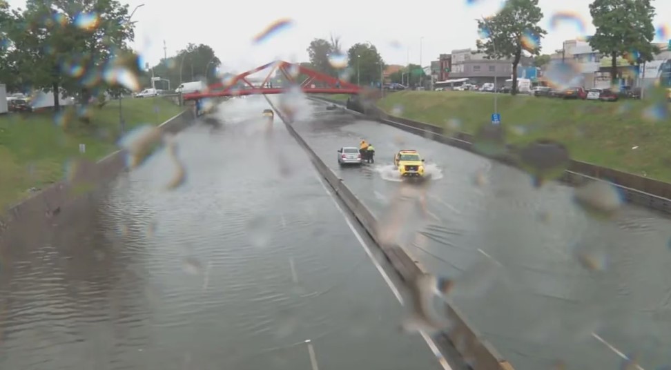 Tragedia en medio del temporal: un taxista murió descompensado en la General Paz | Información General