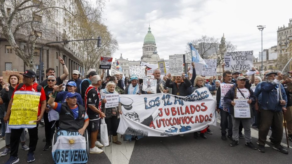 Los jubilados marcharon hacia el Congreso y la Policía valló la zona | Información General