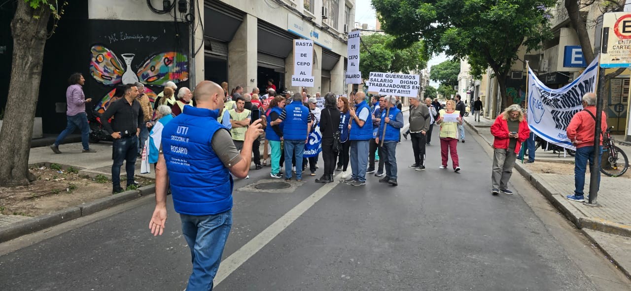 Trabajadores de PAMI realizan una asamblea con corte de tránsito por reclamo salarial | Rosario y la región